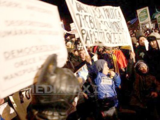 A zecea zi consecutivă de proteste în Piaţa Universităţii